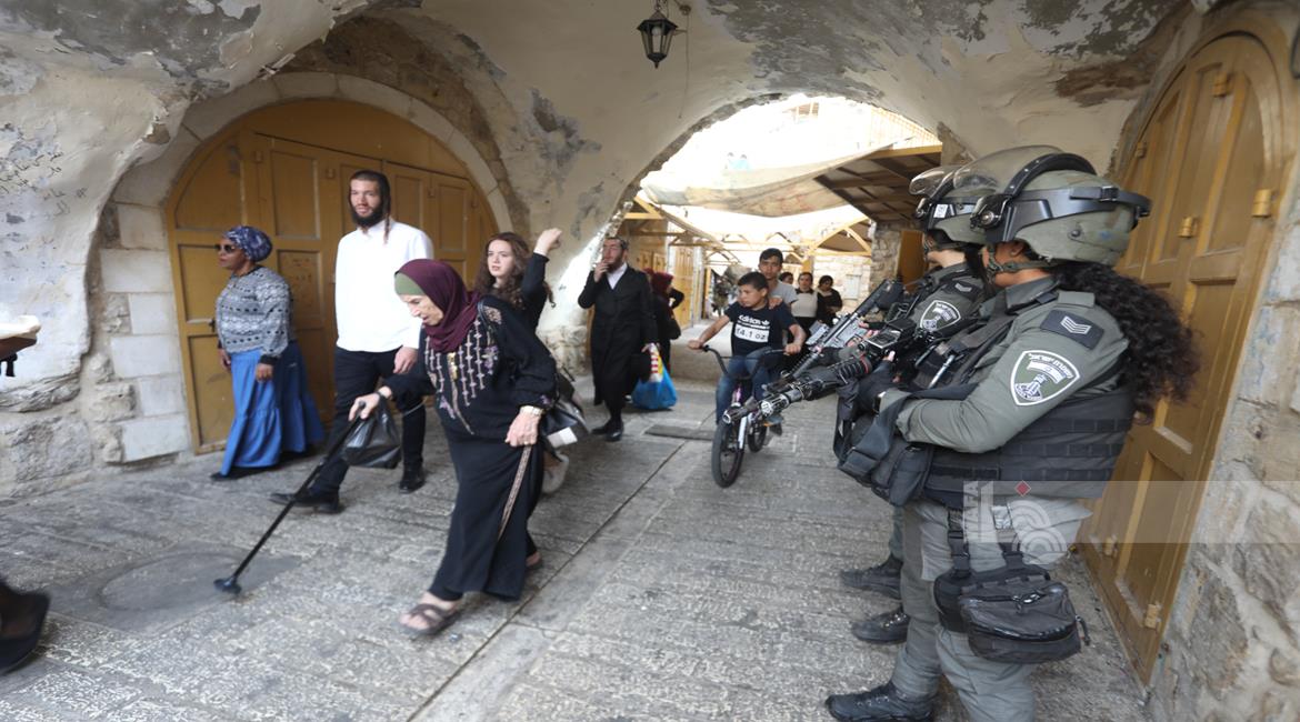 لإجبارهم على الهجرة..الاحتلال يعمق معاناة 750 عائلة فلسطينية في البلدة القديمة من الخليل
