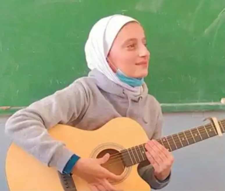 طالبة الطب المتفوقة رهف ناصر توصل بقيثارتها وغنائها رسالة غزة المكلومة للعالم
