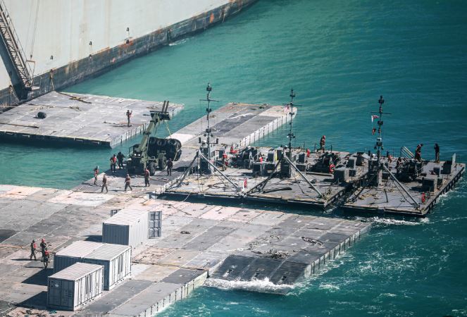"فتح" و "حماس" تحذران من الرصيف العائم بغزة