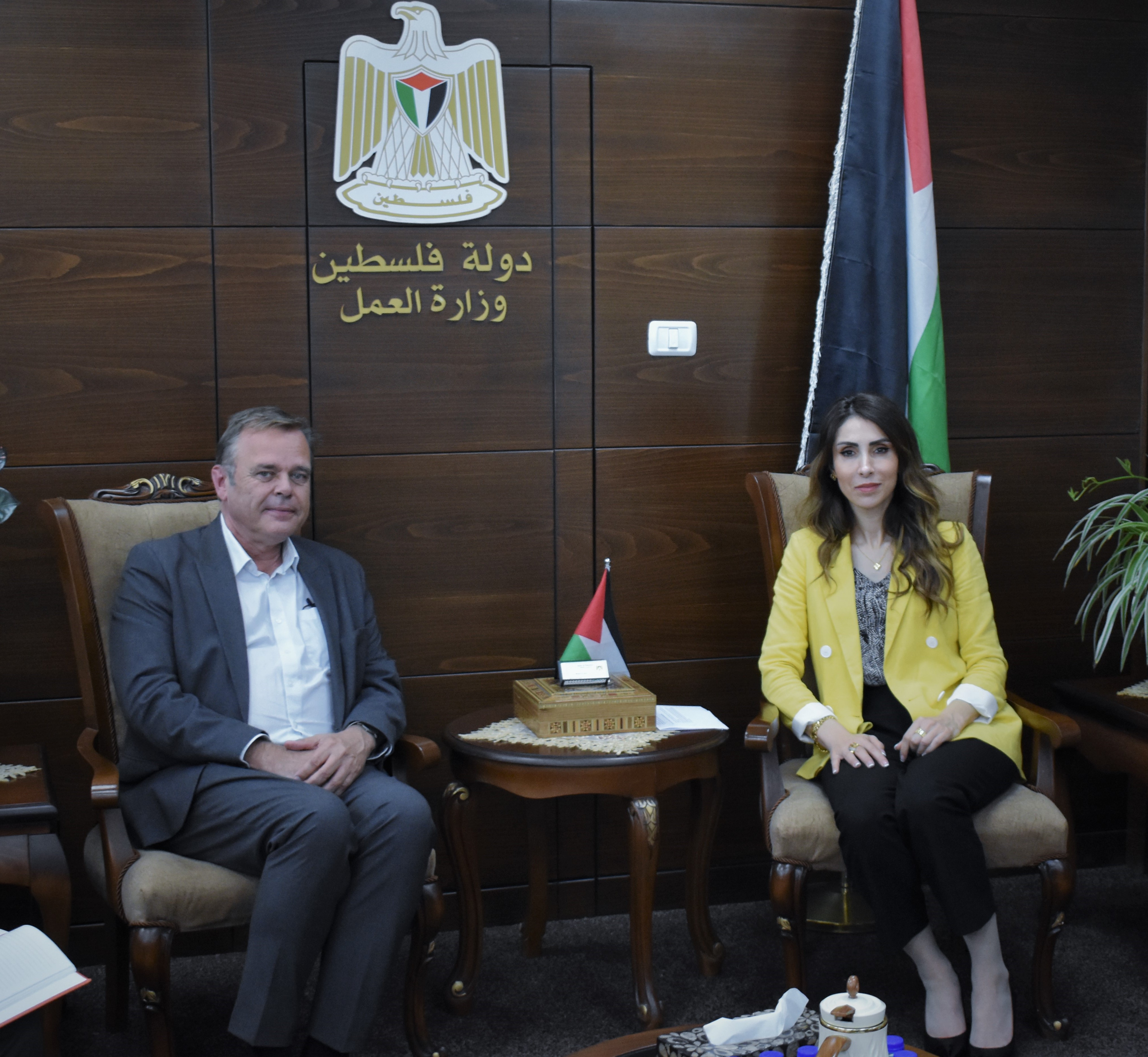 وزيرة العمل تطلع الممثل الهولندي في فلسطين على تدخلات الوزارة لدعم قطاع العمل

