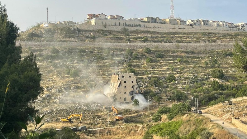 الاحتلال يهدم بناية من 4 طوابق في ارطاس جنوب بيت لحم

