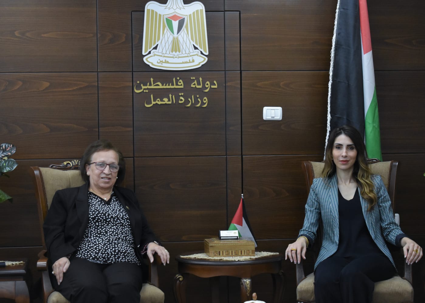 وزيرة العمل وطاقم شؤون المرأة يبحثان آليات التعاون لدعم وتمكين النساء اقتصاديا