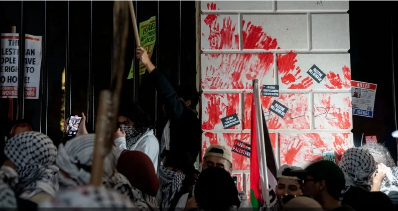 واشنطن.. متظاهرون يلطخون أبواب البيت الأبيض بالطلاء الأحمر
