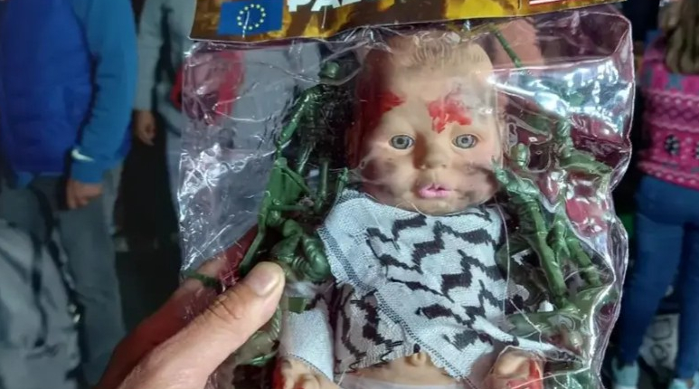 دمية لفت بالكوفية من أطفال غزة.. ما قصتها؟

