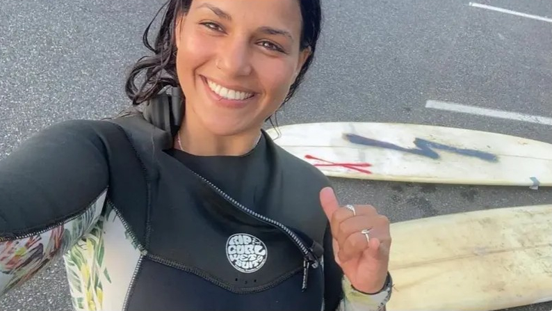 سارة مغامرة مغربية تتحدى الصورة النمطية تمتطي أمواج البحر

