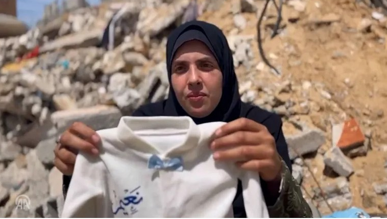 ملابس العيد.. كل ما تبقى لأم غزية من رضيعيها بعد 11 عاما من الانتظار
