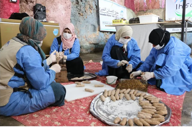مطبخ الخير.. مبادرة نسائية لإطعام الصائمين بمخيمات النزوح بإدلب
