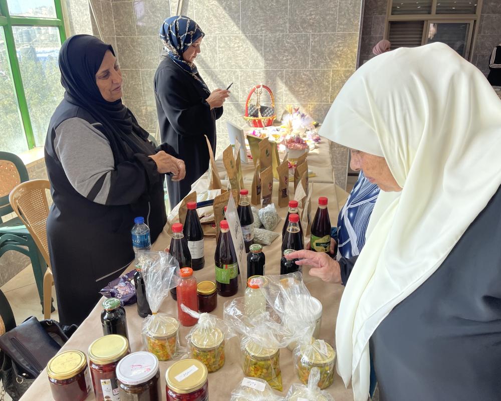 منتجات محلية واجواء تراثية : بازار لتسويق منتجات النساء الريادات بمخيم عايدة لتعزيز الصمود

