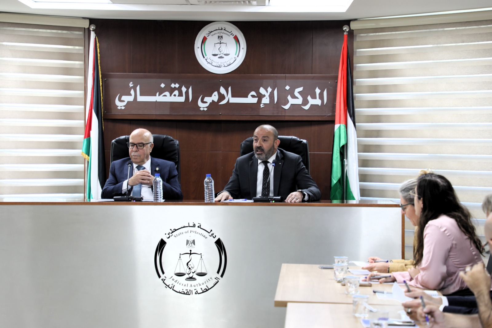القضاء الأعلى والنيابة العامة يطلقان المعايير التوجيهية ومدونة السلوك لعدالة الأحداث
