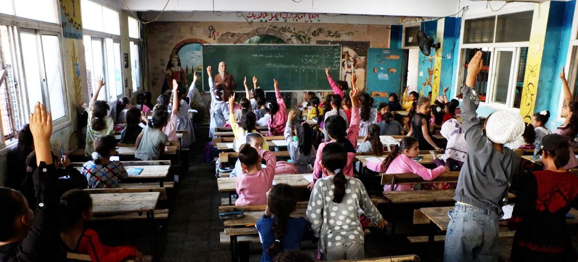 "نريد أن نستعيد حياتنا".. أطفال غزة يعودون إلى صفوفهم الدراسية بين الركام
