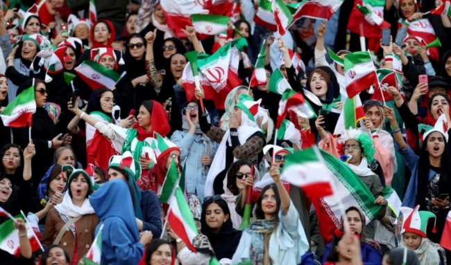 رئيس "فيفا" يرحب بحضور المشجعات مباراة في كأس إيران
