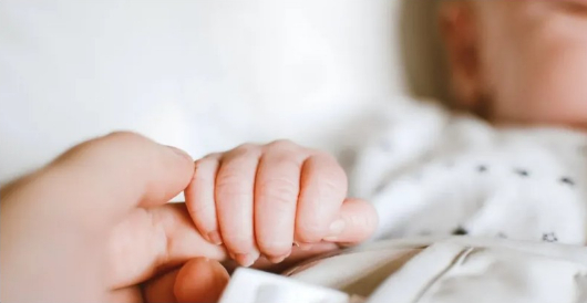 الرجل أم المرأة.. من المسؤول عن حمل التوائم؟
