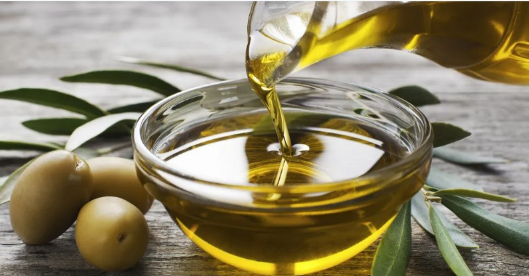مفتاح الصحة وطول العمر.. "السر" في زيت الزيتون
