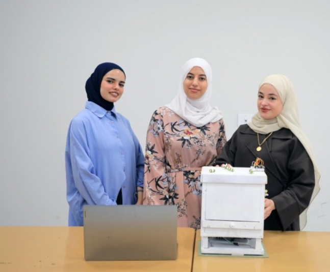 طالبات الهندسة في الجامعة العربية الأمريكية يبتكرن نظاما ذكيا لمراقبة خلايا النحل وتحقيق استدامة الإنتاج
