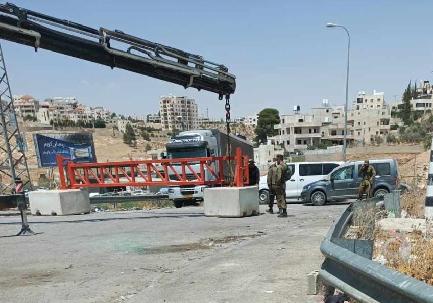ضمن سياسة العقاب الجماعي... الاحتلال يواصل نصب البوابات الحديدية على مداخل البلدات والقرى في الضفة
