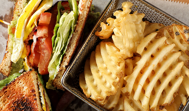 الأطعمة المُصنعة قد ترتبط بزيادة خطر السرطان في القولون لدى النساء
