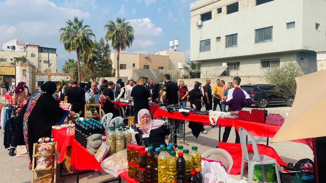 افتتاح بازار "جذور البلد" في مدينة قلقيلية
