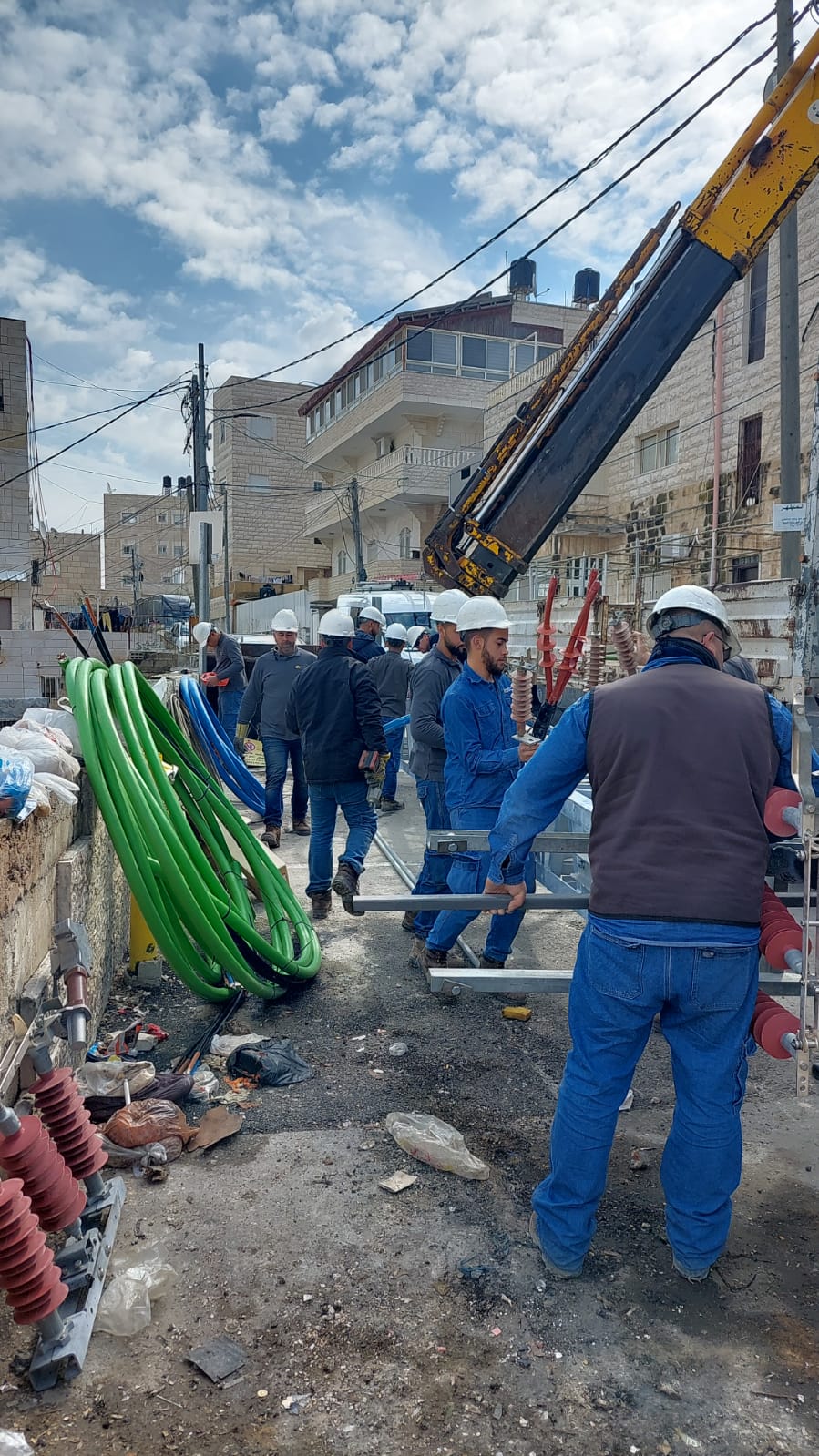 طواقم شركة كهرباء القدس تواصل تطوير البنية التحتية للشركة