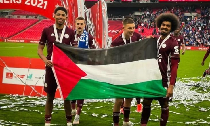لوح به لاعبان.. لماذا لم تنشر وكالات الأنباء صور العلم الفلسطيني في نهائي كأس إنكلترا؟
