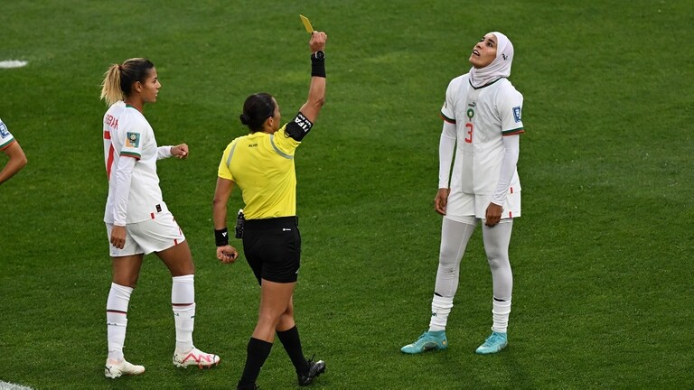 رئيس الـ"فيفا" يعلق على ارتداء المغربية بنزينة الحجاب في كأس العالم
