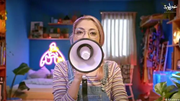 منصة "خطيرة" للقضايا النسوية - صوت ومنبر للمرأة في المنطقة
