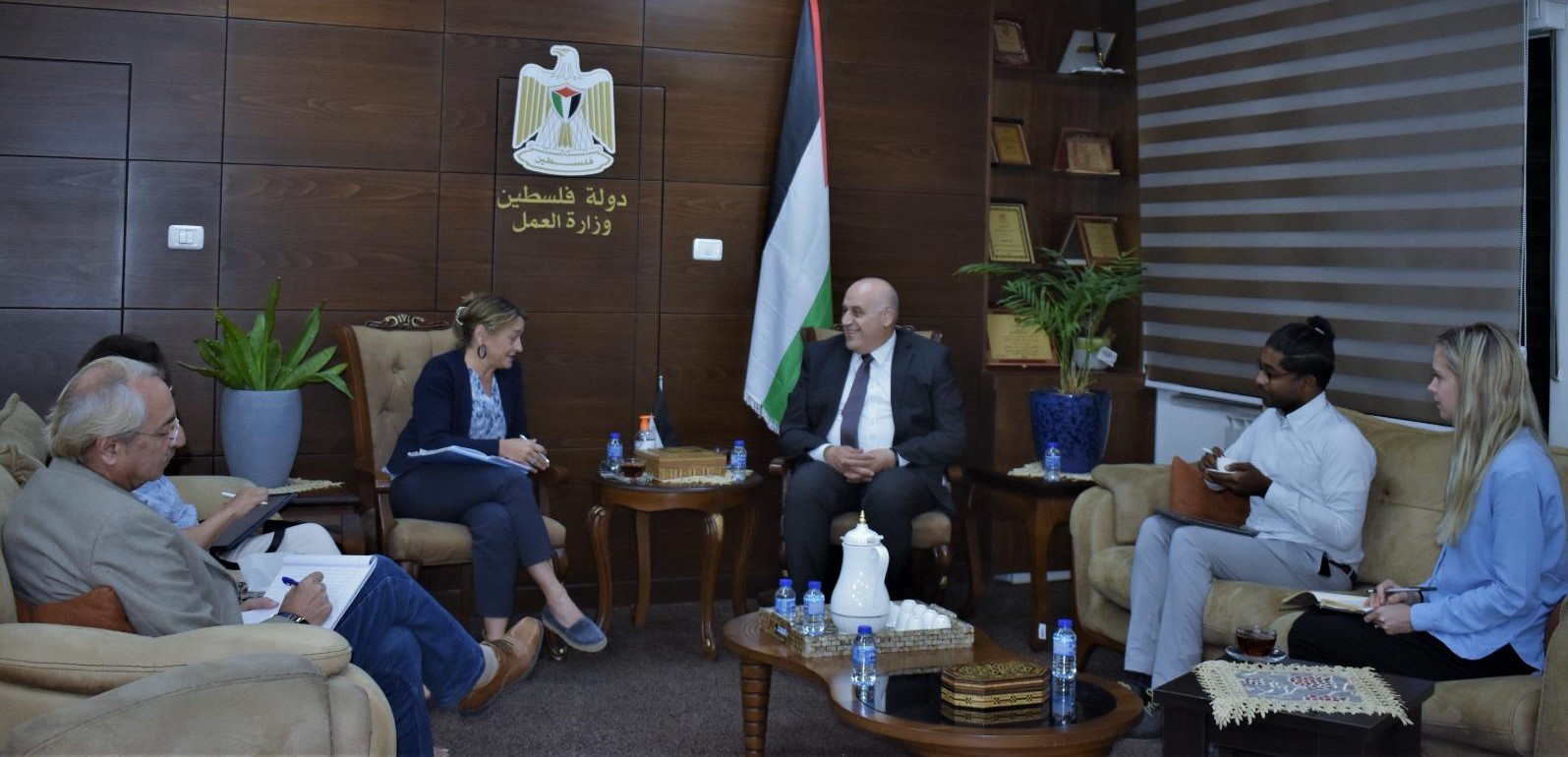  وزير العمل ونائب المنسق الخاص لعملية السلام في الشرق الأوسط يبحثان آليات التعاون المشترك

