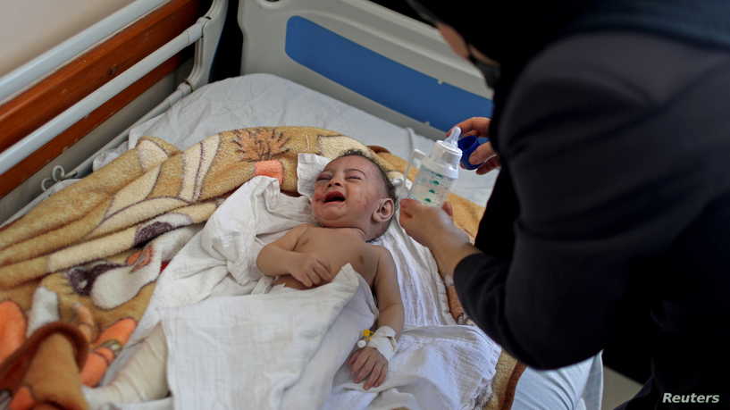 قصة "الرضيع المعجزة".. خرج حيا من تحت الأنقاض بعد مقتل 10 من أفراد عائلته في غزة
