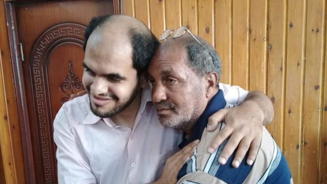 أسرة مصرية تعثر على ابنها الكفيف التائه منذ 21 عاماً.. بطريقة غير متوقعة

