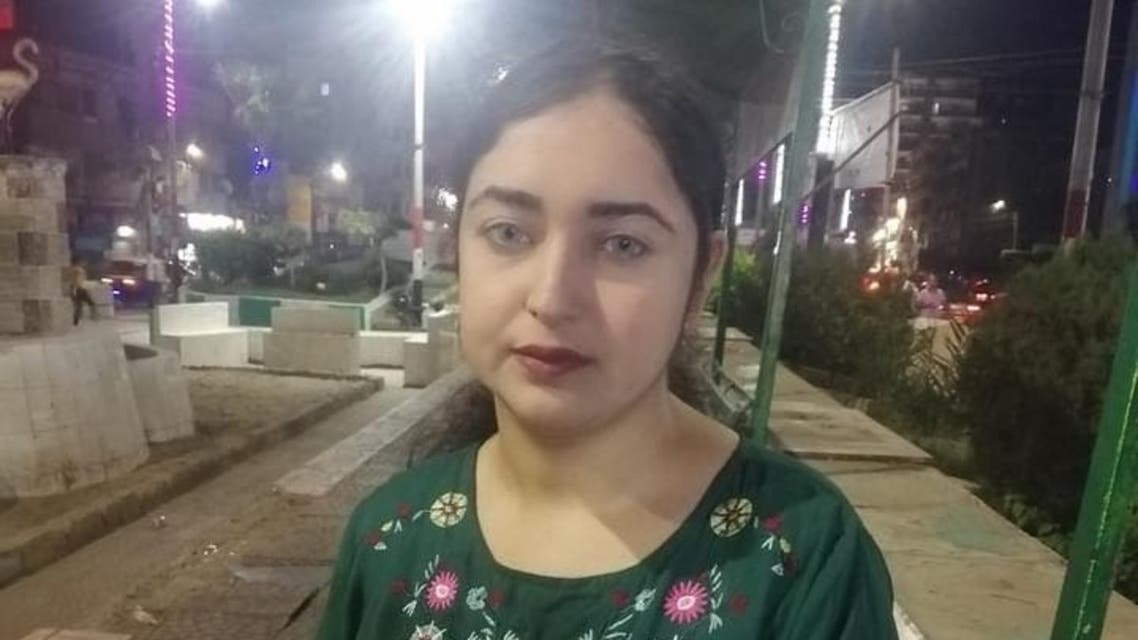 ضربت بسبب الحجاب.. تهمة البلاغ الكاذب تلاحق صيدلانية مصرية

