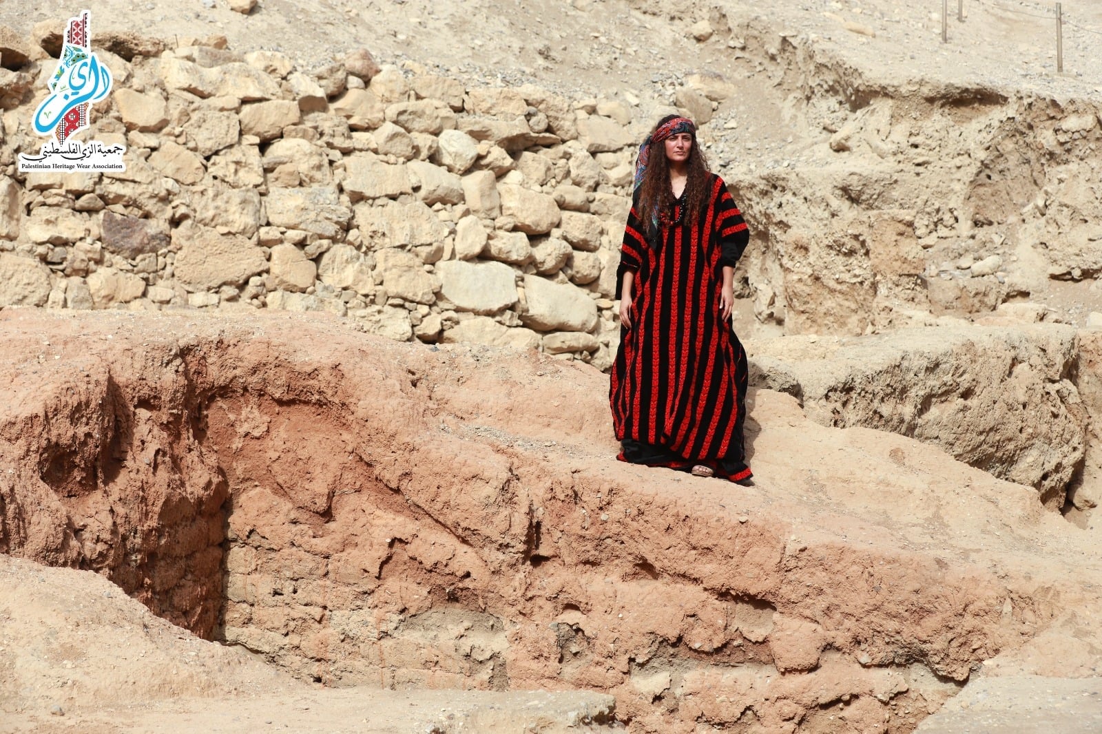 جمعية الزي الفلسطيني تطلق سلسلة (ثوبي هوية وصك ملكية)

