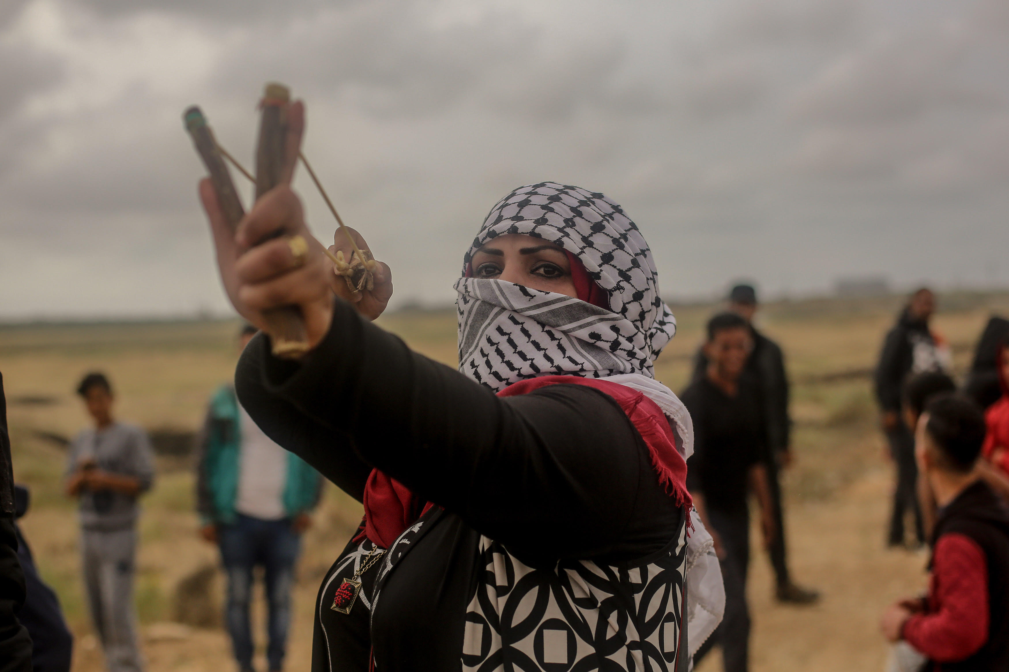 الخارجية: المرأة الفلسطينية شاحذة الهمم

