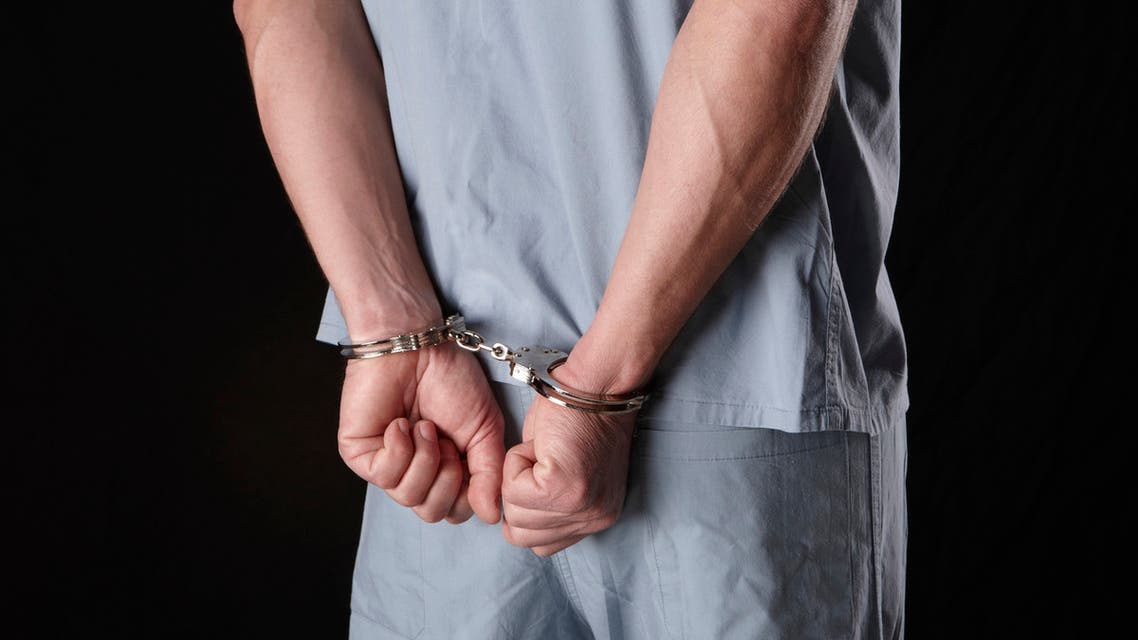 خطف وهتك أعراض 6 فتيات.. المؤبد لطبيب مصري والبراءة لزوجته

