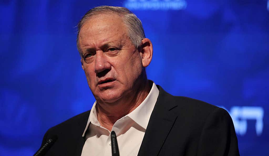 غانتس يدعو دول العالم لزيادة دعمها المالي للسلطة الفلسطينية

