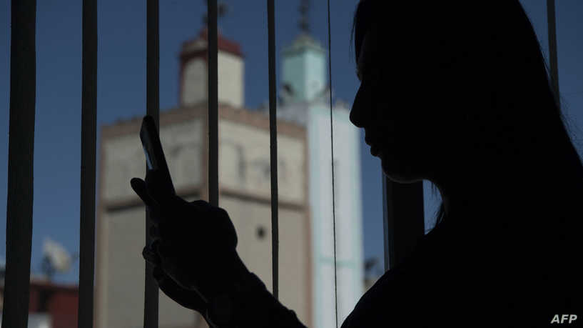 التحرش في "مراكز النفوذ الذكوري".. كيف تتحول النساء من ضحايا إلى "مذنبات"؟

