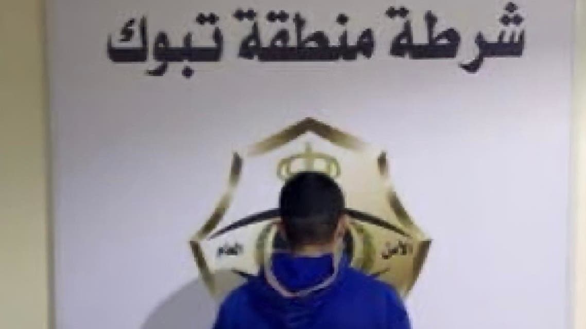 سعودي يضرب نساء في تبوك قبل اعتقاله

