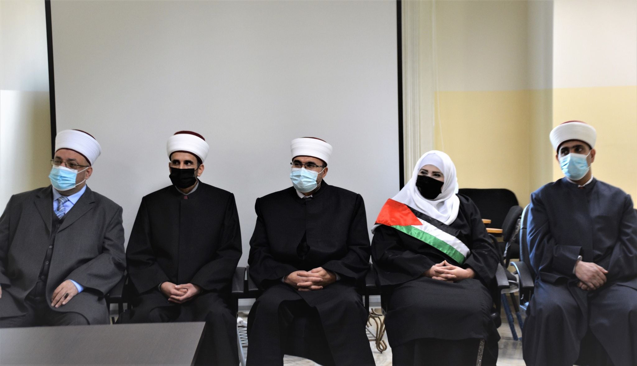 خمسة قضاة شرعيين جدد بينهم امرأة يؤدون اليمين القانونية أمام قاضي قضاة فلسطين

