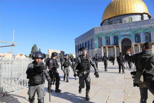 أعداد كبيرة من قوات الاحتلال والمستوطنين يقتحمون باحات المسجد الأقصى

