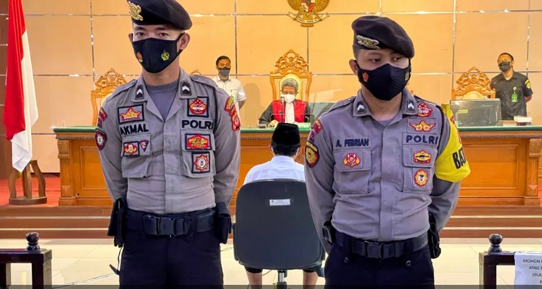 اغتصب 13 طالبة وحملن منه.. "المتهم" يتلقى أقسى عقوبة

