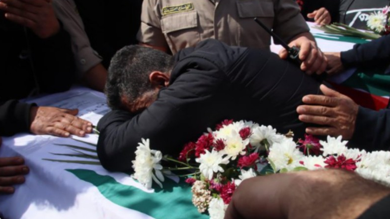 مشهد يدمي القلب.. الأب المفجوع فوق نعوش بناته الثلاث

