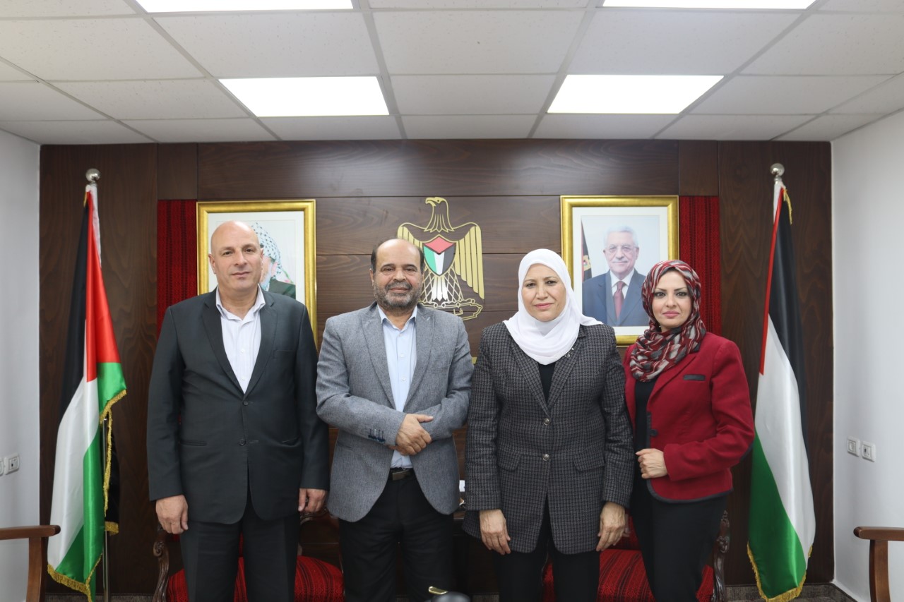 حمد تبحث آليات التعاون مع وزارة الإعلام 

