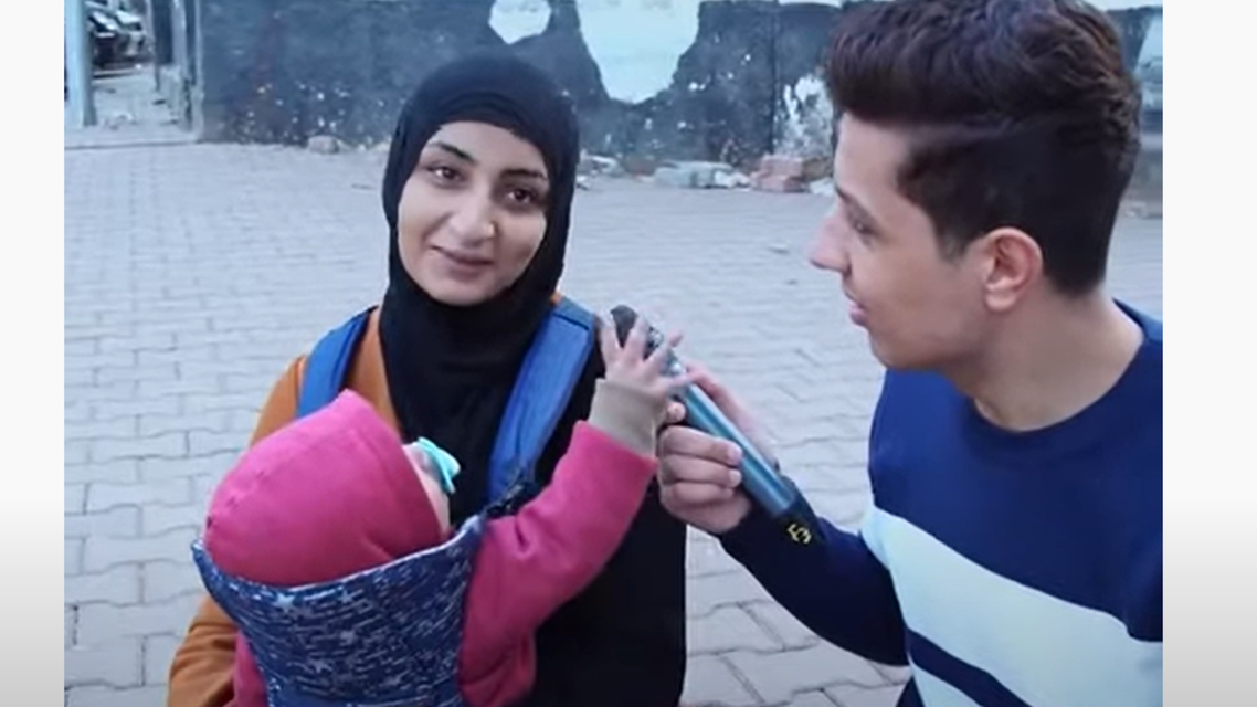 سيدة النعناع "الشيك" تشغل المصريين.. ومفاجأة من والدها

