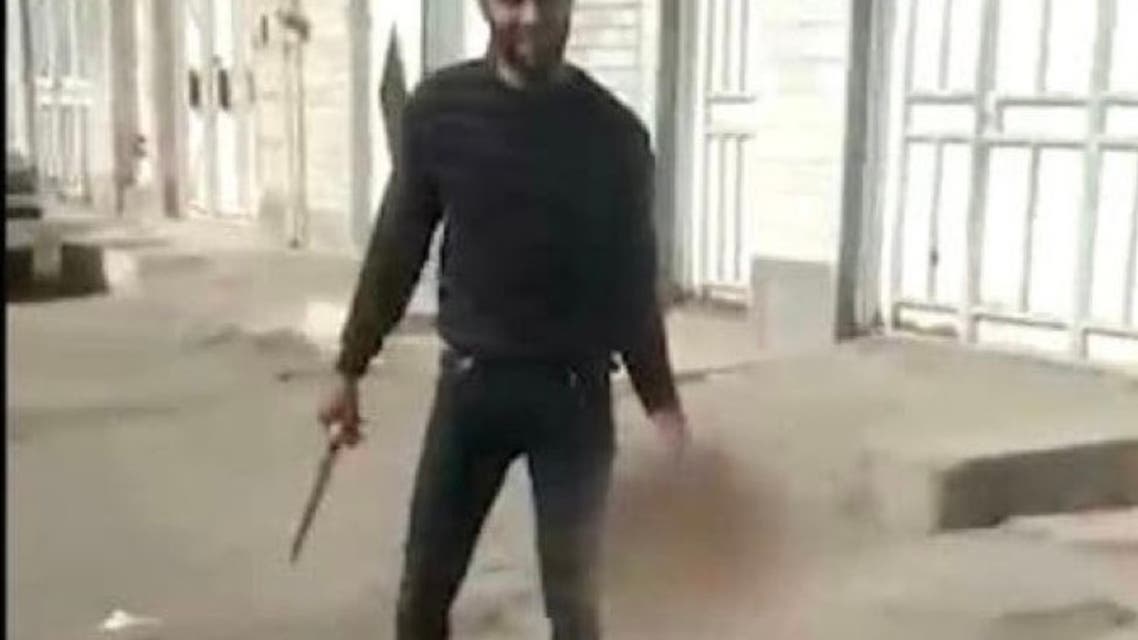 إيراني قطع رأس زوجته.. وسار به في الشارع


