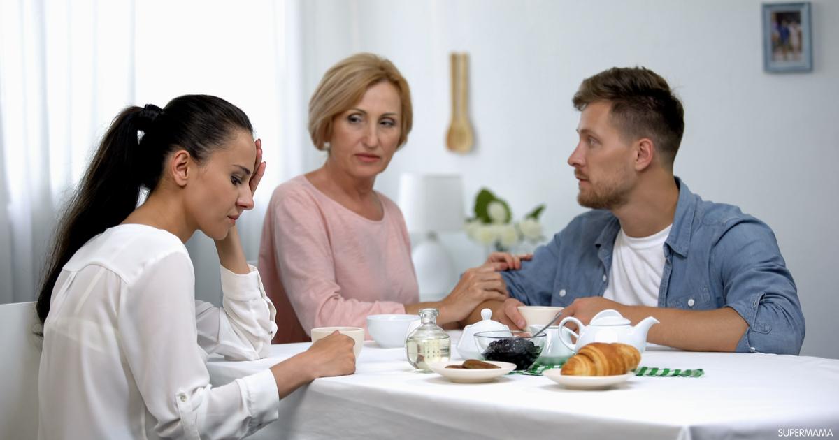 صوت| كيف أتعامل مع أهل زوجي عند  العيش في نفس البيت..؟

