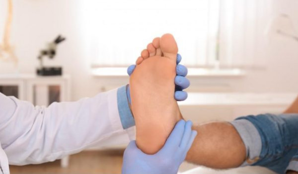 ما هي أسباب برودة القدمين عند النساء؟

