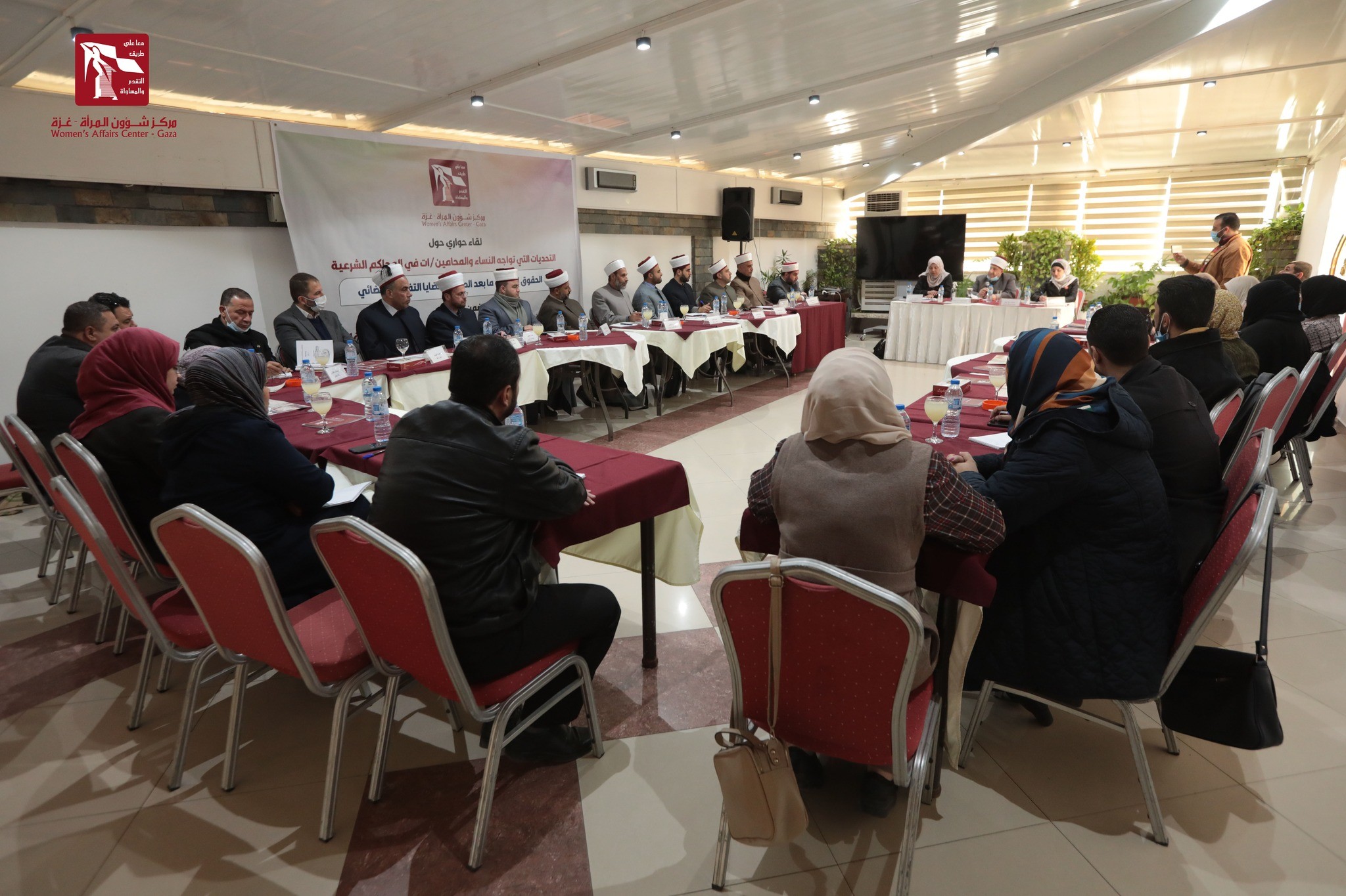 "صوت| ندوة.. التحديات التي تواجه النساء والمحامين/ات في المحاكم الشرعية بغزة ؟

