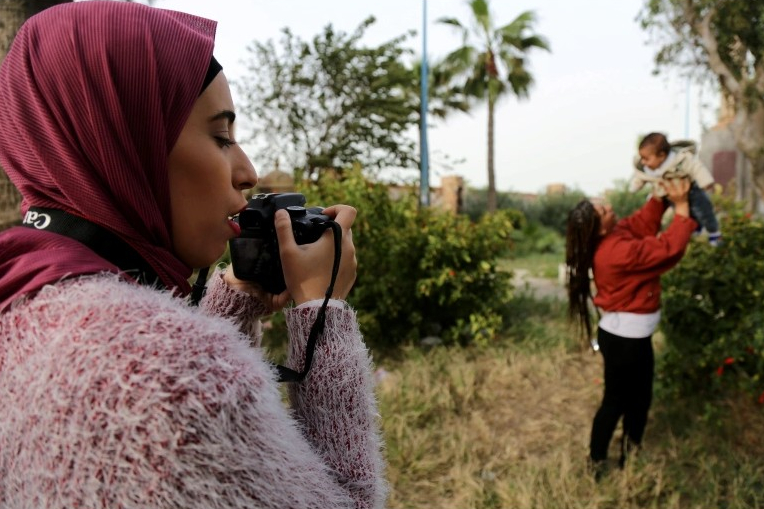 في مصر.. شابة كفيفة تلتقط ببصيرتها صورا مميزة في الإسكندرية

