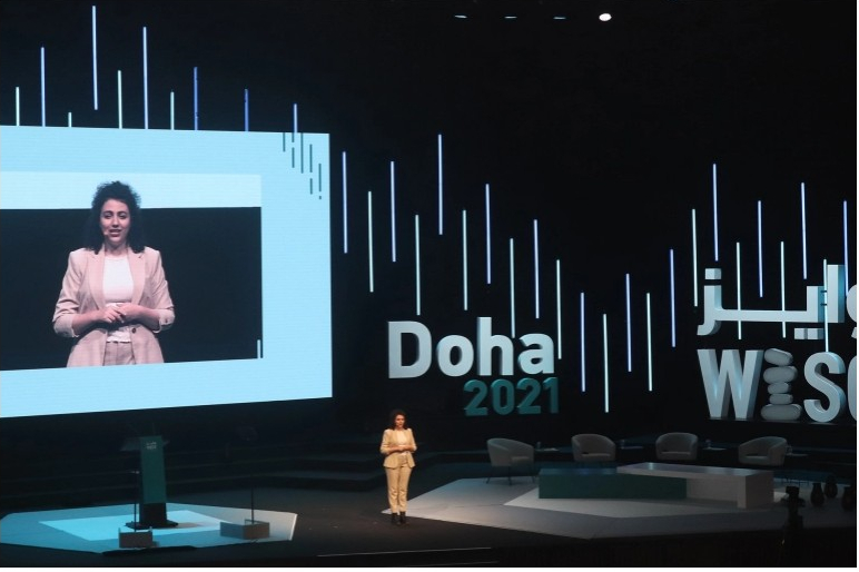 خلال مشاركتها بمؤتمر "وايز".. صانعة أفلام يمنية توثق قصص الحرب في بلدها

