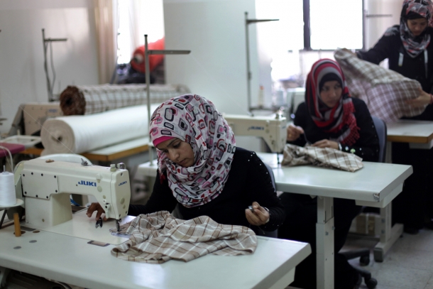 صوت| لا يسد احتياج العائلة الفلسطينية .. القطاعين العام والخاص ملزمان بتطبيق الحد الادنى للاجور (1880 شيقلا)   بداية العام الجديد 

