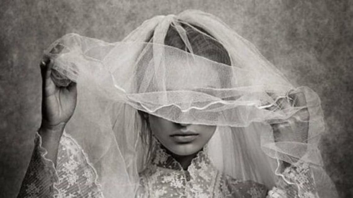 عروس (طفلة) تقفز من الطابق الثالث بعد ساعات من زفافها.. والسبب اجبارها على الزواج!

