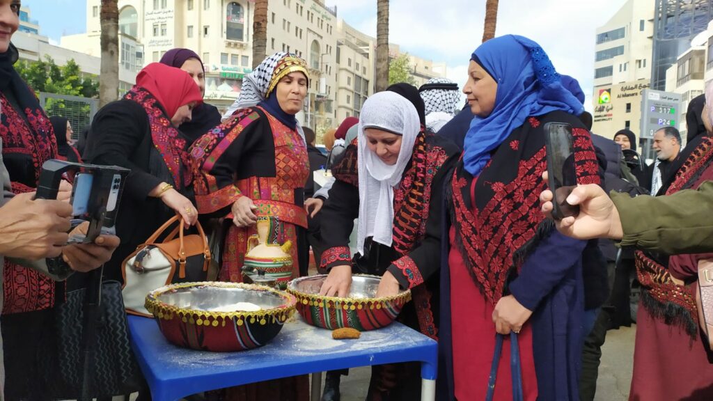 وقفة برام الله على محاولة سرقة الاحتلال التراث الفلسطيني بمسابقة “ملكة جمال الكون”

